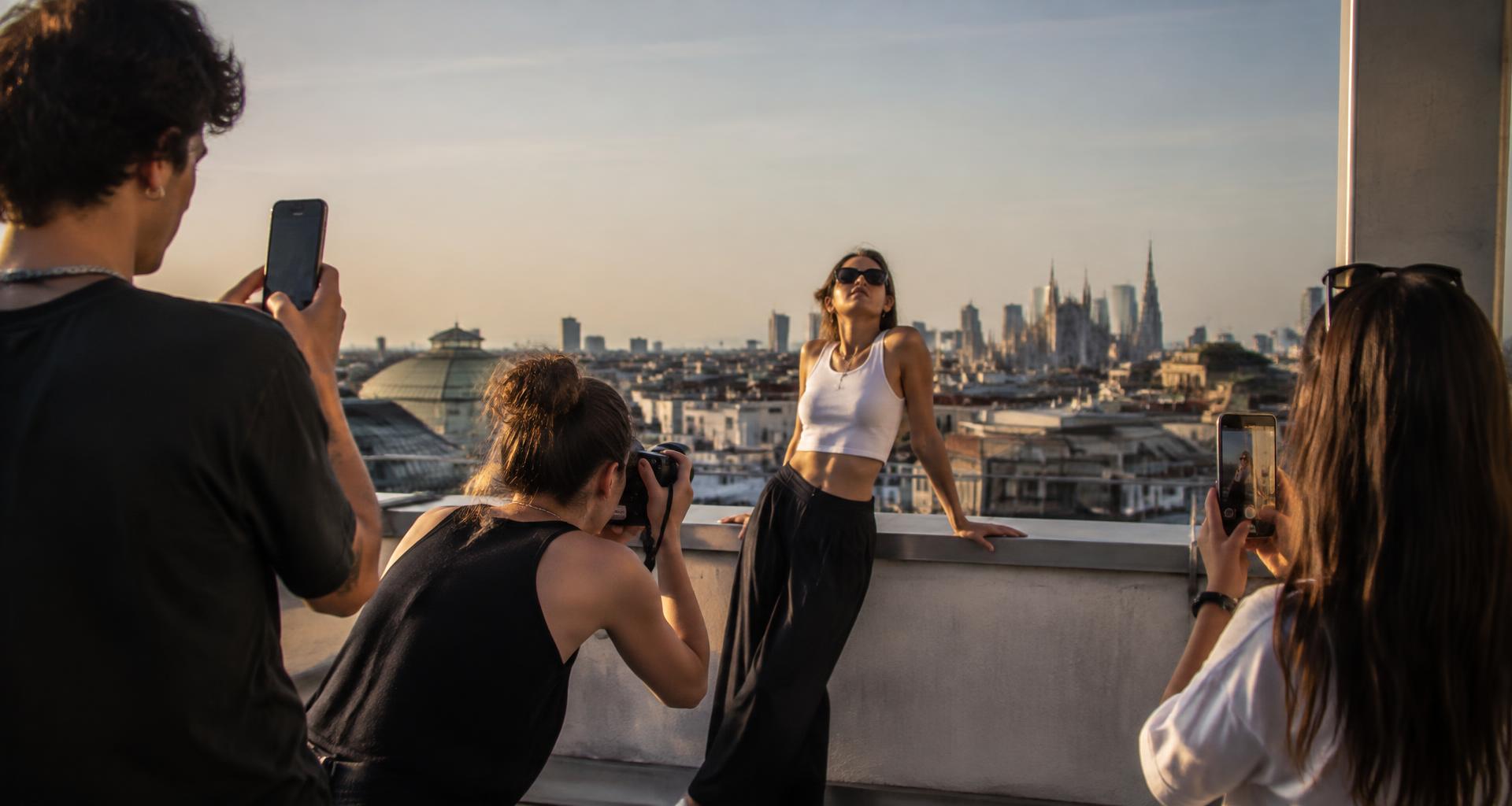 Shooting fotografico su un tetto in città